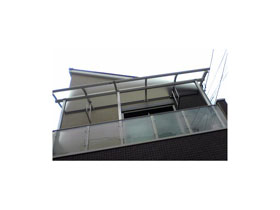 のバルコニー・ベランダ屋根 プレシオステラス R型 屋根タイプ 連棟 積雪〜20cm対応＋吊り下げ式物干し 標準 2本入り 施工例