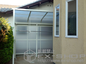 のテラス屋根 ライザーテラスII R型 テラスタイプ 単体 積雪〜20cm対応+吊り下げ物干し 標準ワイド 2本入+前面スクリーン 2段仕様 施工例