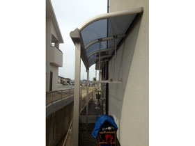 のテラス屋根 プレシオステラス R型 テラスタイプ 単体 積雪〜20cm対応＋吊り下げ式物干し　標準2本入 施工例