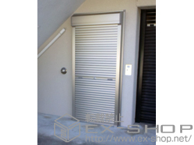 のガレージシャッター ガレージシャッタークワトロ 手動外部付木造用壁付単窓 施工例