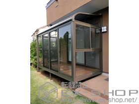 のテラス囲い・サンルーム ほせるんです ? Ｒ型（規格サイズ）　ランマ無＋網戸＋吊り下げ式　物干し　高さ（標準）　幅　ワイド＋ルームトラス　ブロンズシーリング材（アルコール系）＋ビート・グレチャン 施工例