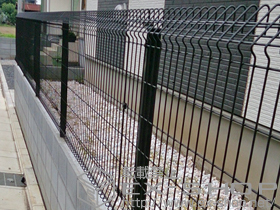 のフェンス・柵 メッシュフェンス G10-R 自由柱方式 施工例
