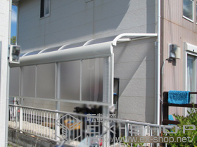 のテラス屋根 ヴェクターテラス R型 テラスタイプ 連棟 積雪〜20cm対応+吊り下げ式物干し　ロング2本入+ 前面パネル 1段仕様+ 前面パネル  すき間隠し 施工例