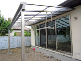 のテラス屋根 ライザーテラスII F型 テラスタイプ 単体 積雪〜20cm対応+吊り下げ式物干し　標準2本入 施工例