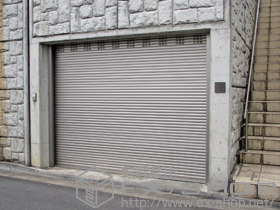 のガレージシャッター ガレージシャッタークワトロ 電動式 内部付RC造用躯体直付単窓 施工例