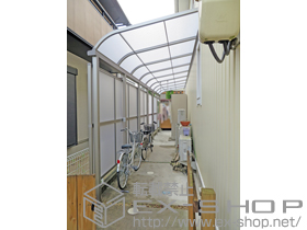 のテラス屋根 ライザーテラスII R型 テラスタイプ 三連棟 積雪〜20cm対応+ライザーテラスII 前面スクリーン2段+吊り下げ物干し 標準 2本入 施工例