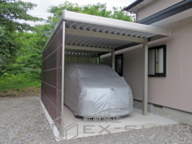 のカーポート ジーポートneo Ａタイプ 角柱仕様 積雪〜100cm対応+ジーポートneo サイドパネル(波板タイプ)+ジーポートneo サイドパネル＜背面パネル＞ 施工例