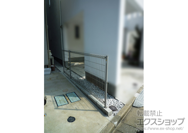 のフェンス・柵 イーネットフェンス2M型 間仕切柱 施工例