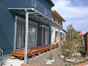 のテラス屋根 ライザーテラスII F型 テラスタイプ 連棟 積雪〜20cm対応+吊り下げ式物干し　標準2本入り 施工例