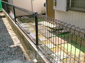 のフェンス・柵 イーネットフェンス2M型 間仕切柱施工 施工例