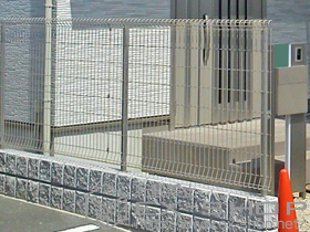 のフェンス・柵 イーネットフェンス2F型 自由柱タイプ 施工例