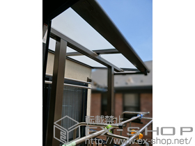 のバルコニー・ベランダ屋根 ライザーテラスII F型 屋根タイプ 単体 積雪〜20cm対応+壁付け物干し 標準タイプ 2本入 施工例