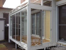 のテラス囲い・サンルーム ルームトラス フロア納まり アールタイプ 積雪〜20cm対応＋カーテンレールセット+網戸＋側面付け物干し+ロールシェード 施工例