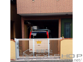 のカーゲート エススライドC型 片引き 手動式 マテリアルカラー 施工例