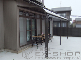 のテラス屋根 ライザーテラスII R型 3000 テラスタイプ 連棟 積雪〜100cm対応+吊り下げ式物干し　標準　2本入 施工例