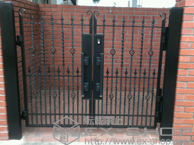 の門扉 ヴィア・ル・クラシコ トラッド 両開き　柱使用
扉1枚（W×H）=（800mm×1,400mm） 施工例