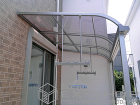 のテラス屋根 ライザーテラスII R型 テラスタイプ 単体 積雪〜20cm対応+吊り下げ式物干し 標準 2本入り 施工例