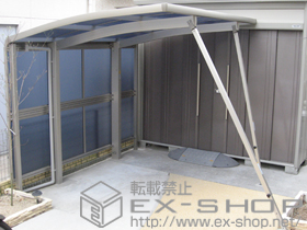 のサイクルポート・駐輪場 レイナポートグランミニ 積雪〜20cm対応+着脱式サポート　レイナポート(カーポート用)+レイナポートグランミニ サイドパネル 2段仕様 施工例