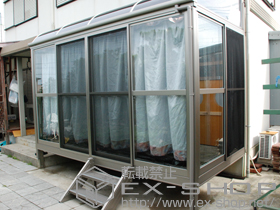 のテラス囲い・サンルーム ほせるんですII R型 床納まり（高床） ランマ無し 積雪〜20cm対応+ほせるんですII ステップ+吊り下げ物干し 標準 2本入+汎用形材 角材+ほせるんですII 部材 施工例