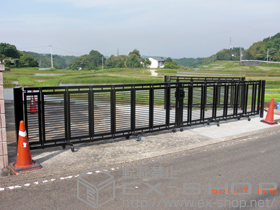 のカーゲート エクスライン伸縮ゲート1型 ノンレール 両開き 施工例