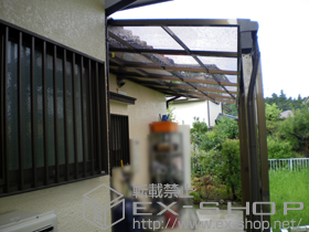 のテラス屋根 ライザーテラスII F型 テラスタイプ 単体 積雪〜20cm対応+前面スクリーン2段仕様+吊り下げ物干し 標準 2本入り 施工例