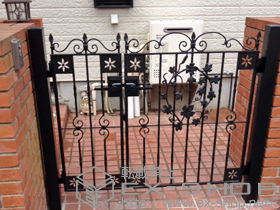 の門扉 トラディシオン門扉3型 両開き親子 門柱使用 施工例