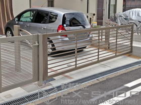 のカーゲート スウィングアップゲート 横格子型 手動式 施工例