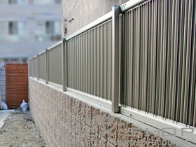 YKKAPのフェンス・柵・塀 エクスラインフェンス8型 自由柱タイプ 施工例
