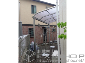 のテラス屋根 プレシオステラス R型 テラスタイプ 単体 積雪〜20cm対応＋吊り下げ物干し　標準　2本入 施工例