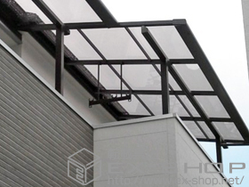のバルコニー・ベランダ屋根 ライザーテラスII F型 屋根タイプ 単体 積雪〜20cm対応+吊下げ物干し　標準2本入り 施工例