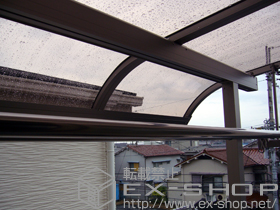 のバルコニー・ベランダ屋根 ライザーテラスII R型 屋根タイプ 単体 積雪〜20cm対応＋吊り下げ式物干し 標準 2本入り 施工例