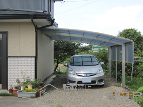 のカーポート レイナベーカポートグラン　積雪〜20cm対応＋レイナベーカポートグラン用サイドパネル＋水平式物干し 2本入り 施工例