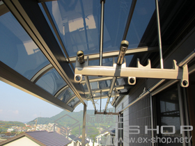 のバルコニー・ベランダ屋根 ライザーテラスII R型 屋根タイプ 単体 積雪〜20cm対応＋吊り下げ物干し　標準　2本入 施工例