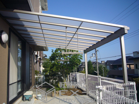 のテラス屋根 ライザーテラスII F型 テラスタイプ 単体 積雪〜20cm対応＋吊り下げ物干し　ロング2本入 施工例