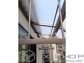 のバルコニー・ベランダ屋根 ライザーテラスII R型 屋根タイプ 単体 積雪〜20cm対応＋吊り下げ式物干し 標準 2本入 施工例