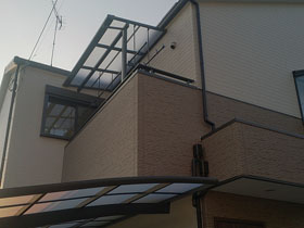 のバルコニー・ベランダ屋根 ライザーテラスII F型 屋根タイプ 単体 積雪〜20cm対応＋吊下げ物干し　標準2本入り 施工例