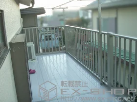 LIXIL リクシル(トステム)のバルコニー・ベランダ ビューステージHスタイル 縦太格子 連棟 屋根置き式＋T型物干し 施工例