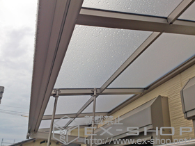 のバルコニー・ベランダ屋根 ライザーテラスII F型 ルーフタイプ 単体 積雪〜20cm対応＋吊り下げ物干し 標準 2本入 施工例