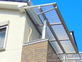 のバルコニー・ベランダ屋根 ヴェクターテラス F型 屋根タイプ 単体 積雪〜20cm対応+吊り下げ物干し　標準　2本入 施工例