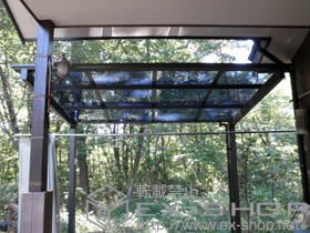 のテラス屋根 エックスルーフ 独立前上がり テラスタイプ 積雪〜20cm対応＋CTC-N-30 枯葉・雪よけ防止ネット 施工例