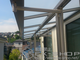 のバルコニー・ベランダ屋根 ライザーテラスII F型 屋根タイプ 連棟 積雪〜20cm対応+吊り下げ物干し(標準) ショート 3本入り 施工例