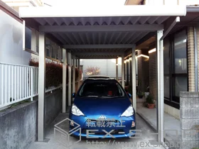 YKKAPのカーポート レオンポートneo 縦連棟 標準鼻隠し 角柱 積雪〜50cm対応+レオンポートneo 台形枠付きサイドパネル<平板タイプ> 角柱用 1段タイプ 施工例