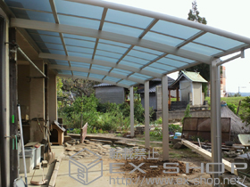 のカーポート レイナベーカポートグラン 縦連棟　積雪〜20cm対応+収納式物干し（テラス柱用）　2本入 施工例