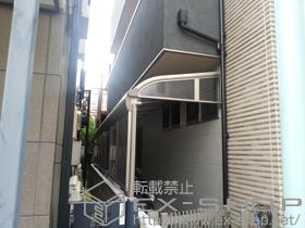 のテラス屋根 ヴェクターテラス R型 テラスタイプ 連棟 積雪〜20cm対応+ヴェクターテラス 屋根妻パネル R型+ヴェクターテラス 側面パネル+ヴェクターテラス 前面パネル+レスティン門扉11型 両開き親子 門柱仕様 施工例