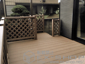 のウッドデッキ リウッドデッキ 200+リウッドデッキフェンス2型＜ラチス格子＞+リウッドデッキフェンス2型＜ラチス格子＞+リウッドステップ5型 Hタイプ(3段)+リウッドステップ5型 Lタイプ(4段) 施工例