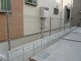 のフェンス・柵 メッシュマイアミフェンス8A型　自在柱式 施工例