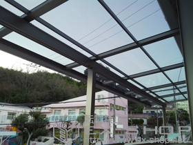 のバルコニー・ベランダ屋根 ライザーテラスII F型 屋根タイプ 連棟 積雪〜20cm対応＋壁付け物干し 標準 2本入 施工例