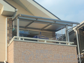 のバルコニー・ベランダ屋根 ヴェクターテラス R型 屋根タイプ 単体 積雪〜20cm対応+吊り下げ式物干し 標準 2本入 施工例
