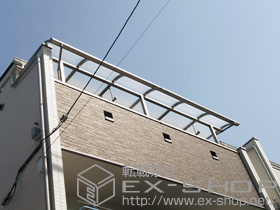 のバルコニー・ベランダ屋根 ライザーテラスII R型 屋根タイプ 連棟 積雪〜20cm対応＋吊り下げ物干し 標準 2本入 施工例