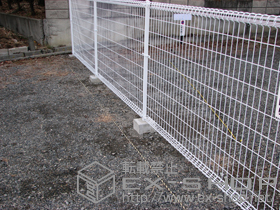 のフェンス・柵 メッシュフェンス M0 間仕切り柱タイプ 施工例